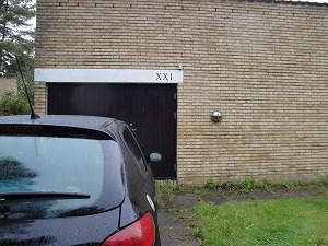 21番の家では、ガレージの上にローマ数字で21と書いてあり、玄関のドアの上に数字の21が付いていいる。
