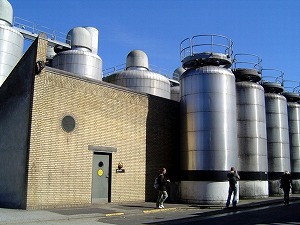 工場内のタンク