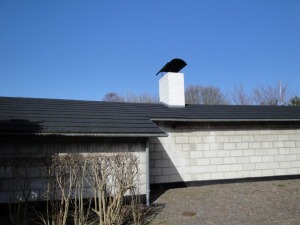 ガスべトンのブロックで作られた家とスレートの屋根