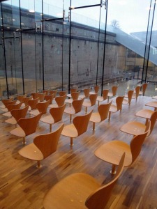 ヤコブセンの椅子が、逆三角形に整列した講演室。
