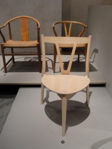 チャイニーズ椅子シリーズのYチェアと、手前は1988年制作の3本足のYチェア。