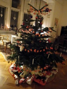 クリスマスツリーの下にあるたくさんのプレゼント。