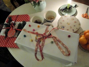 我が家では、自分でプレゼントのテーマを決めて、包装にも凝ります。