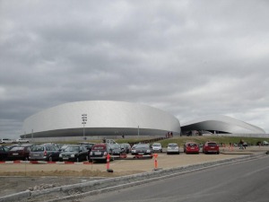 駐車場から見た水族館全景。