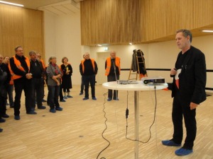 FNビルの会議場として使われる場所で、建物の説明をする３XN代表のキム・ヘアフォース・ニールセン。