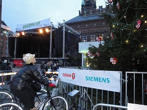 クリスマスツリーの電球を自転車をこいで点滅させる