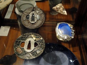 左側つば、右は、1914年にそのモチーフからインスピレーションを受けた銀製魚のモ
チーフのブローチ。