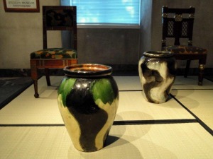 1900年ごろのト—ベル・ビネスブルの個性的な波型のデザインによる椅子。手前の壺
はデンマーク人陶芸家。