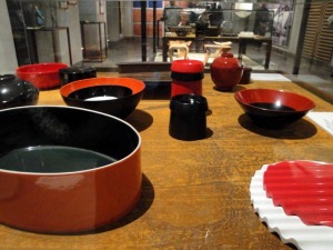 手前右はデンマーク人のデザイン、奥は日本の漆食器など。